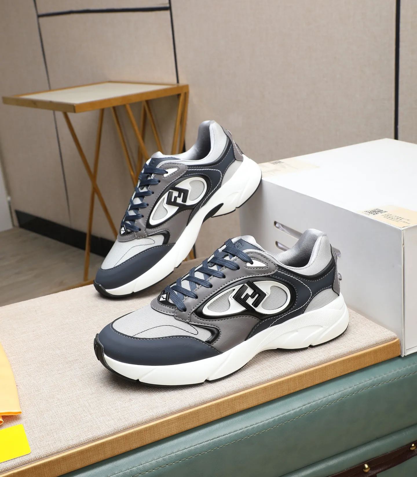 Ex-factory price 760 (high version) [Fendi] Fendi’s latest casual shoes for men! Available at counters simultaneously! A one-to-one replica of the original. Made entirely of imported top-grain calfskin, the interior is made of top-grain water-dyed cowhide, and the original factory-supplied rubber outsole. Leading new fashion concepts. Matching code: 39-44. 38.45 can be customized and cannot be returned or exchanged!